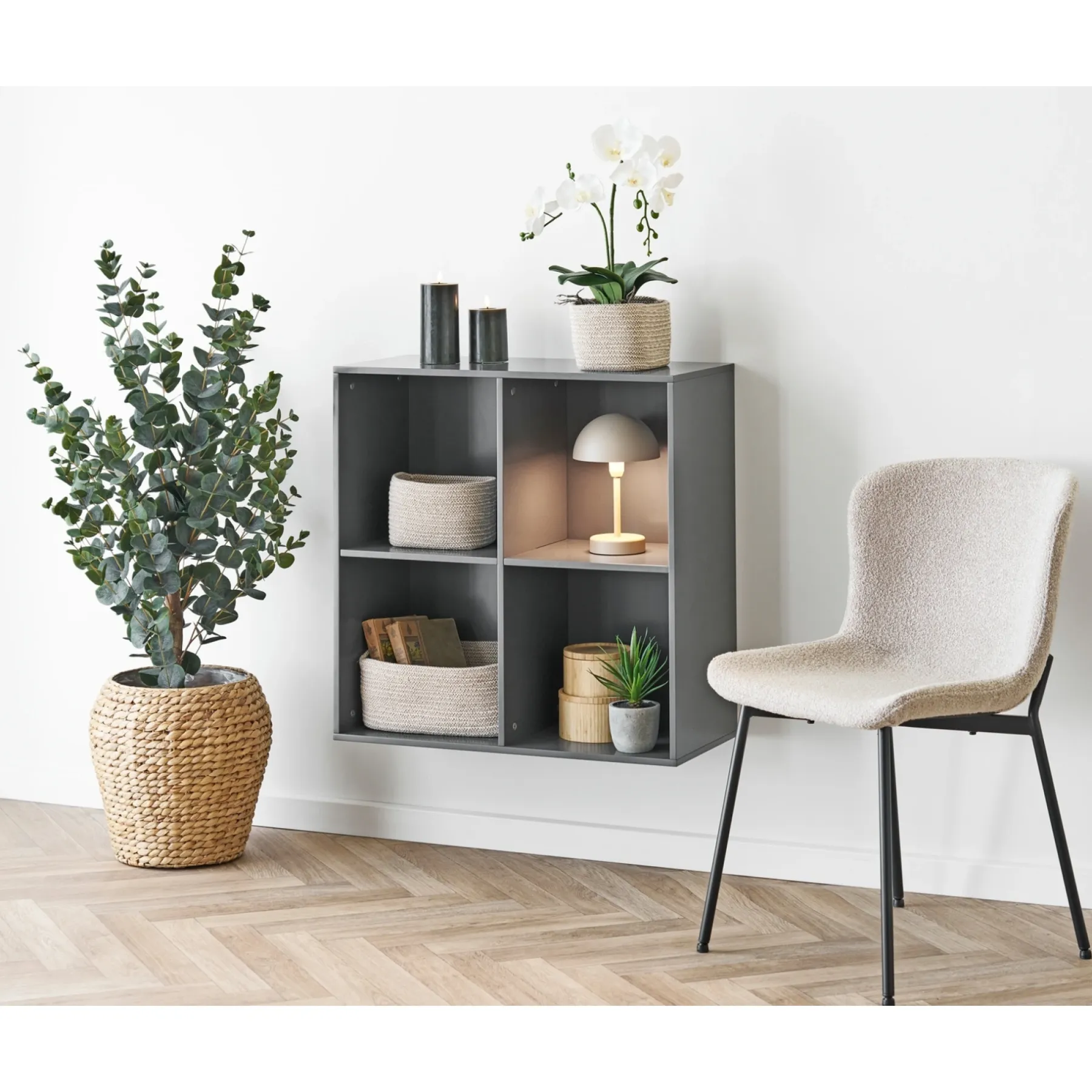 Boligindretning ^ Boliginteriør BOLIGINTERIØR EUKALYPTUS TRÆ KUNSTIG PLANTE 120 CM