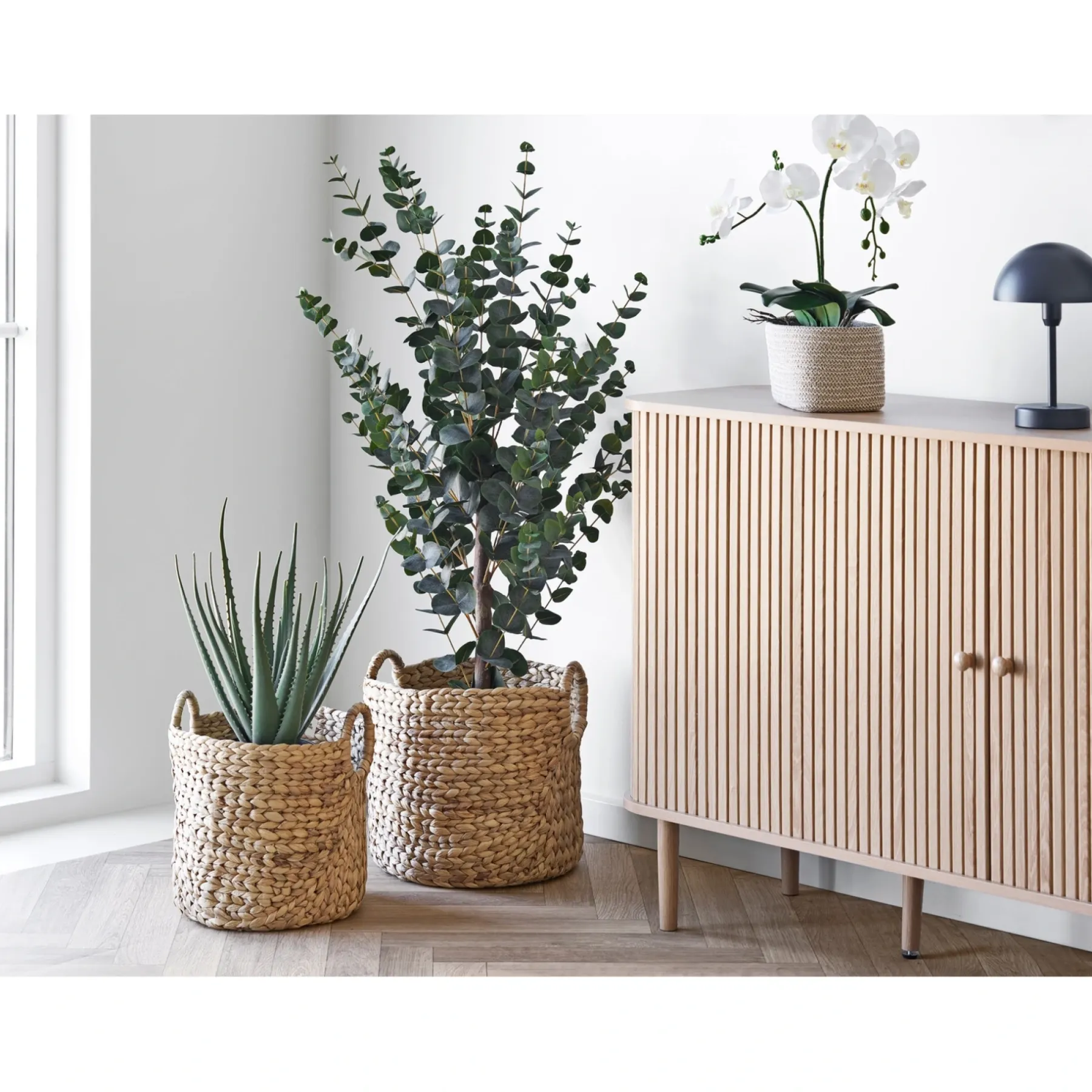 Boligindretning ^ Boliginteriør BOLIGINTERIØR EUKALYPTUS TRÆ KUNSTIG PLANTE 120 CM