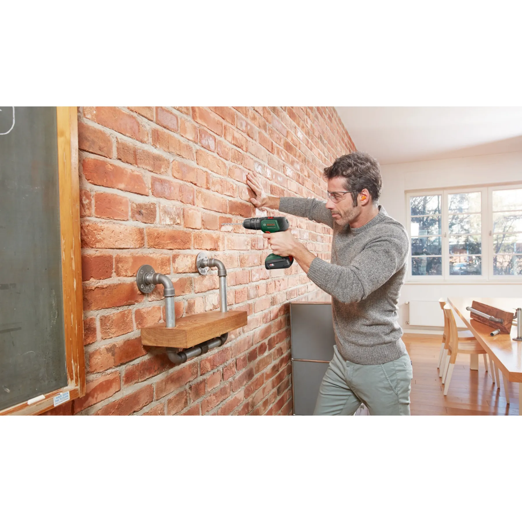 Bore- & Skruemaskiner ^ Bosch UNIVERSAL IMPACT 18V SLAGBOREMASKINE AKKU MED BATTERI OG LADER