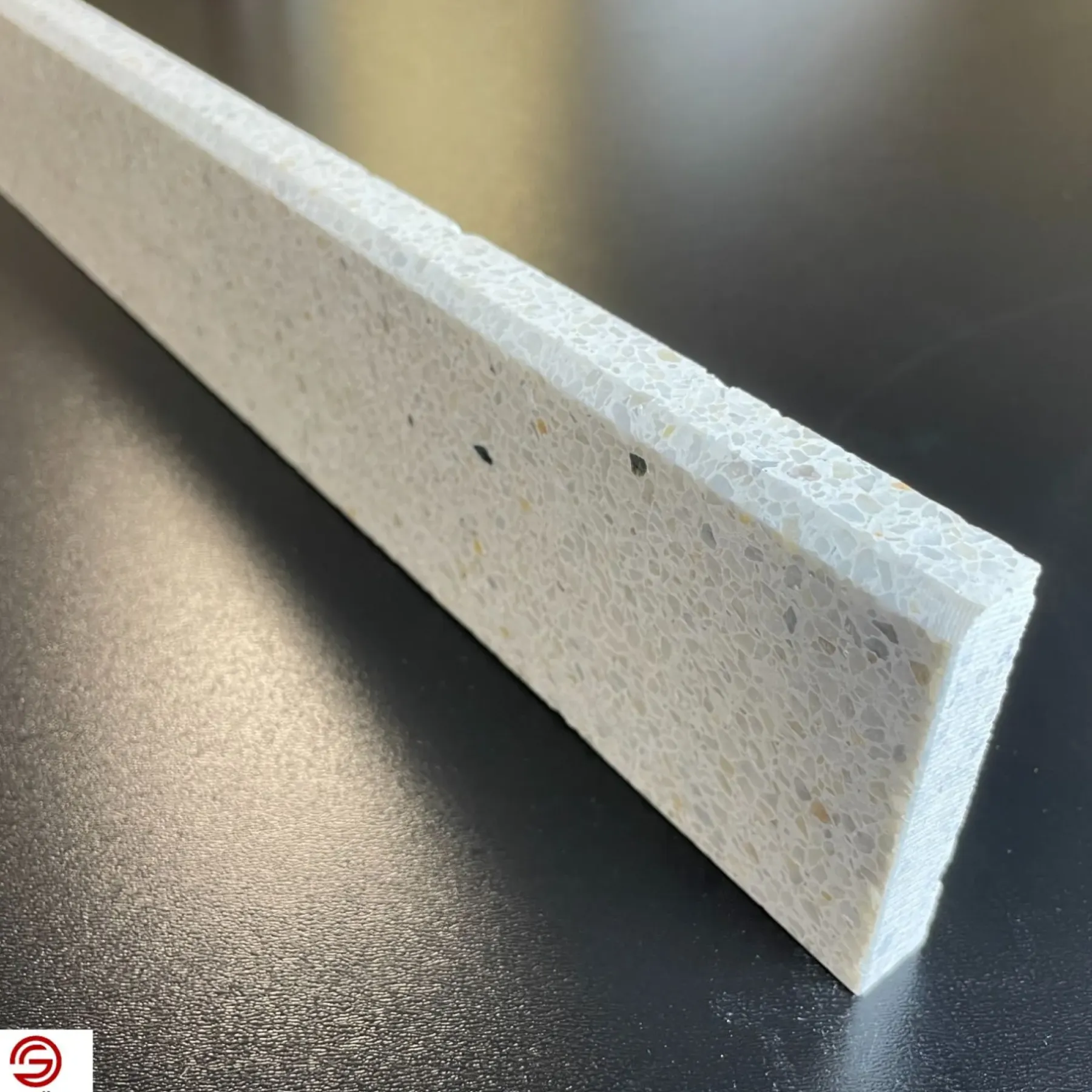 DUBAI TERRAZZOSOKKEL 7,5X40>Granit.dk New