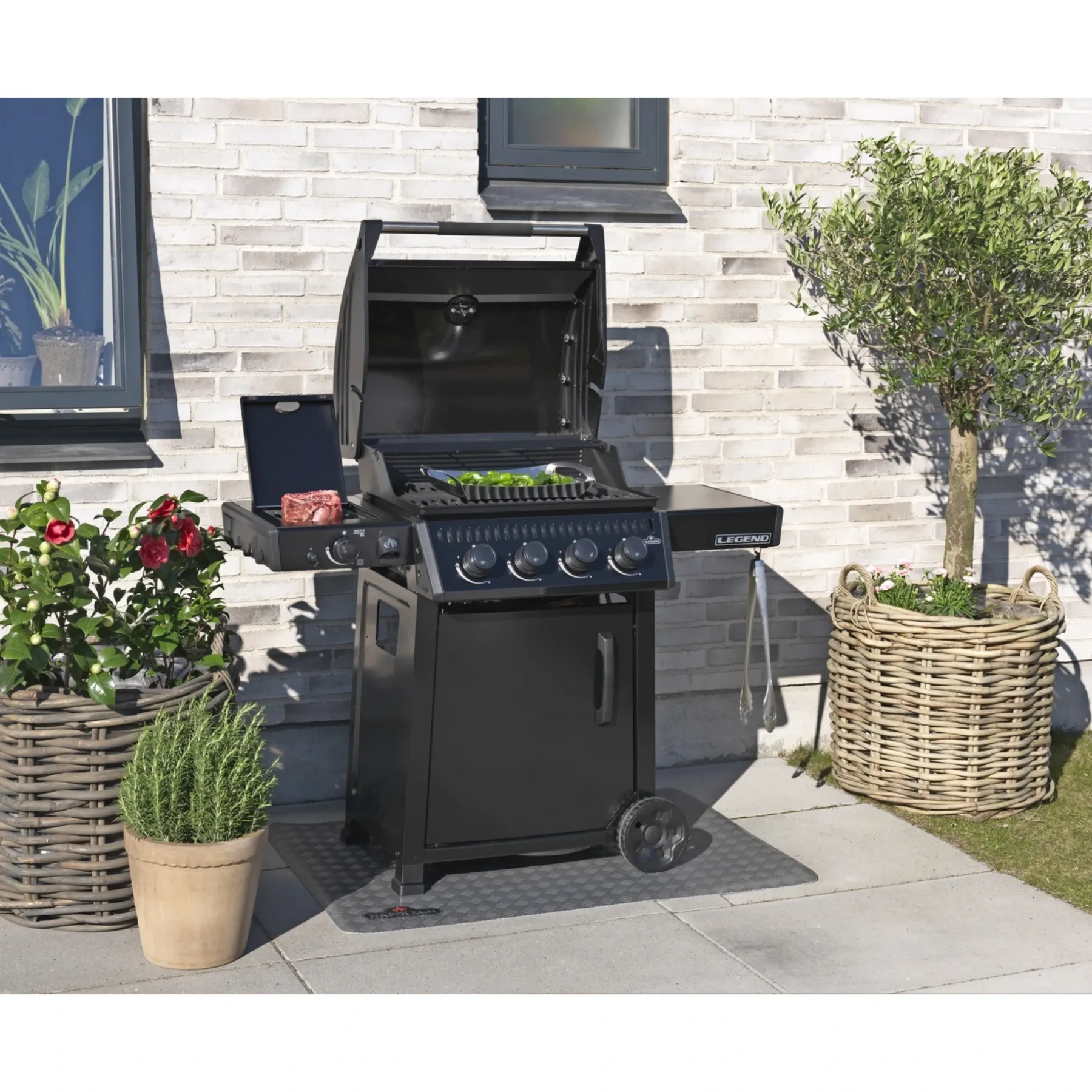 Gasgrill ^ Napoleon LEGEND 425 M./SIZZLE ZONE GASGRILL SORT
