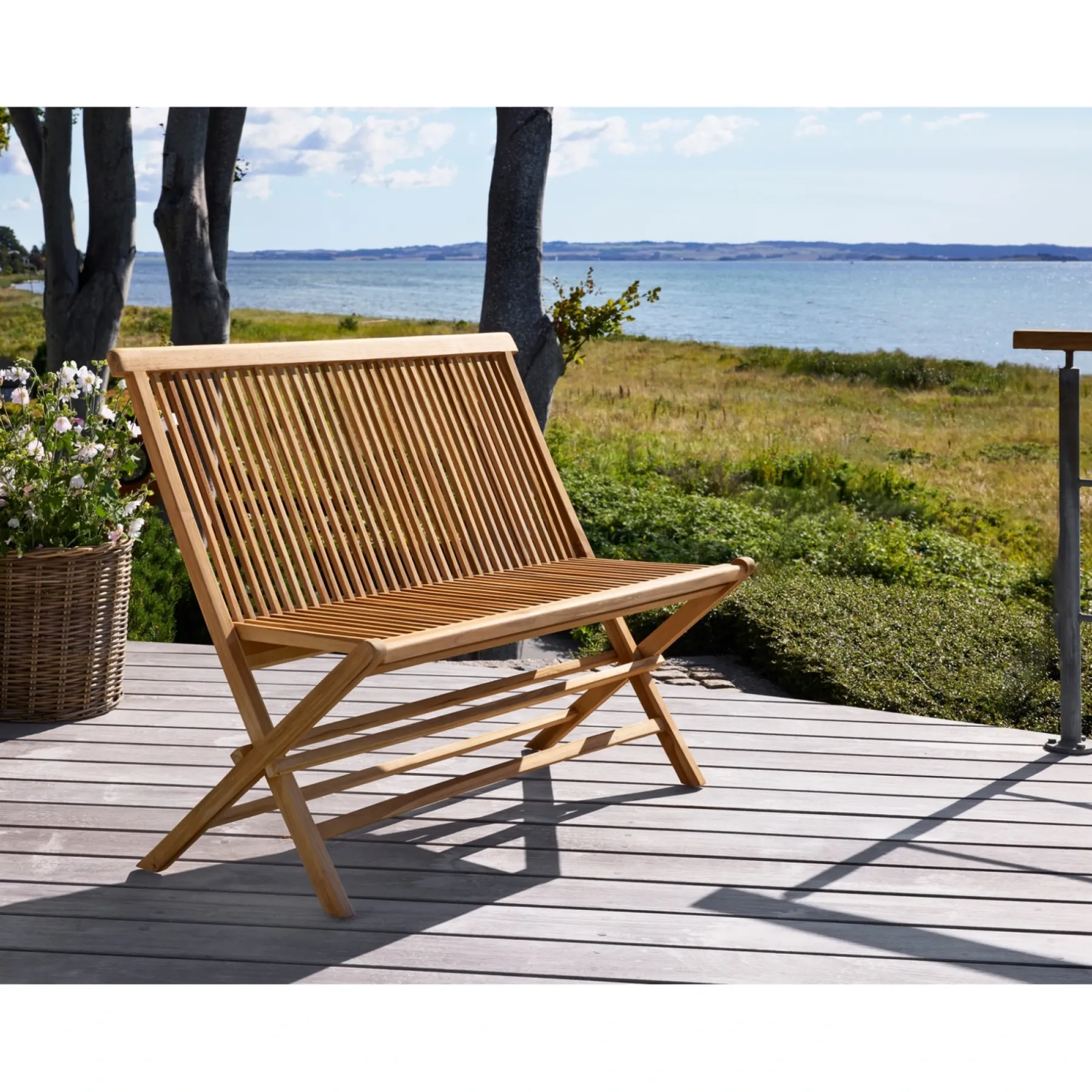 SYROS MED RYGLÆN HAVEBÆNK TEAK 110 CM>Outrium Discount