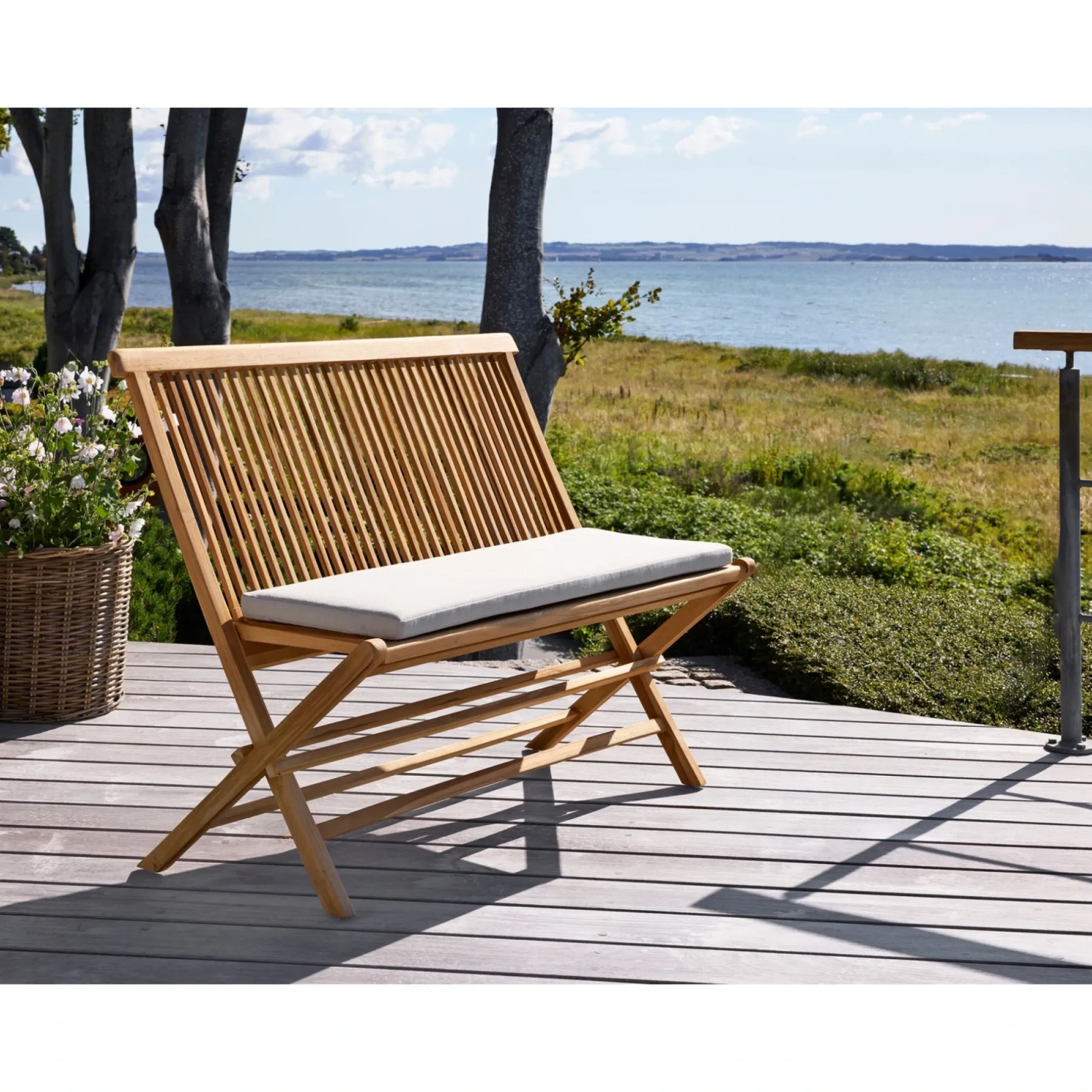 SYROS MED RYGLÆN HAVEBÆNK TEAK 110 CM>Outrium Discount
