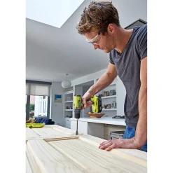 ONE+ R18DD2-220S BORE-/SKRUEMASKINE AKKU MED BATTERI OG LADER>Ryobi Outlet