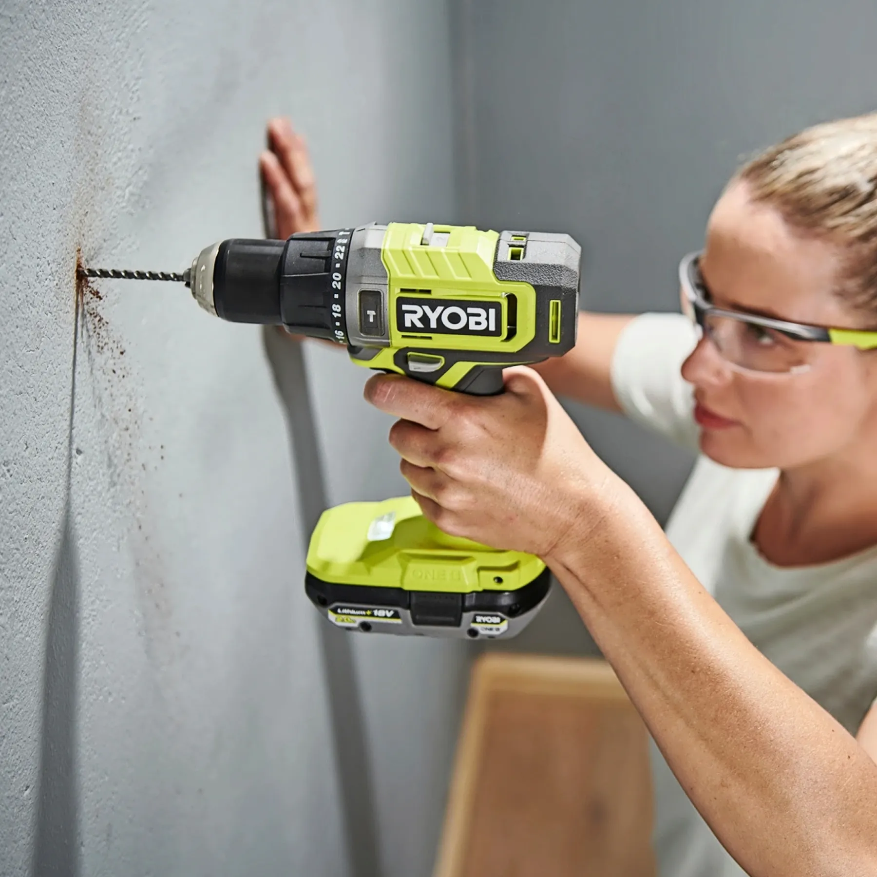 Bore- & Skruemaskiner ^ Ryobi SLAGBOREMASKINE AKKU MED BATTERI OG LADER