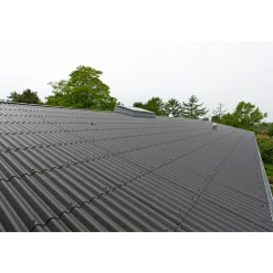 B7 BØLGEPLADE SORTBLÅ HJ/HU = HJØRNEAFSKÆRING OG HULLER>Swisspearl New