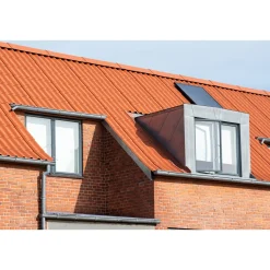 B7 BØLGEPLADE TEGLRØD HJ/HU = HJØRNEAFSKÆRING OG HULLER>Swisspearl New
