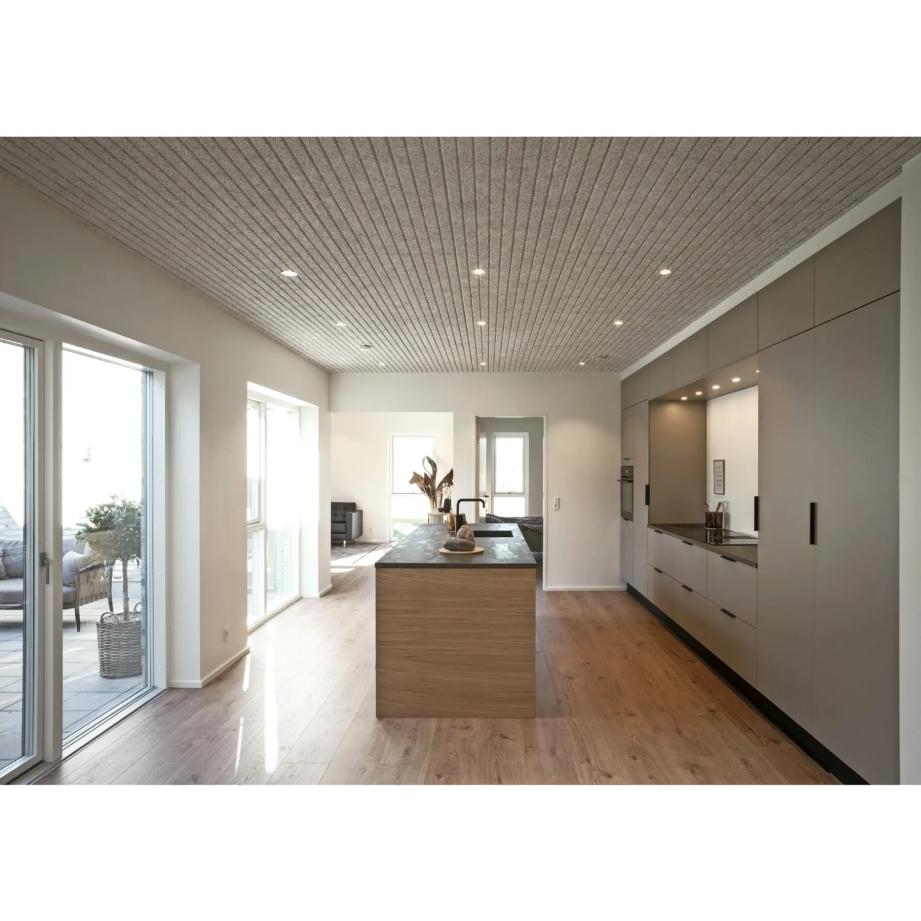 Træbeton ^ Troldtekt V-LINE 1WAY AKUSTIKPLADE 25 X 600 X 1200 MM ULTRAFIN HVID 101