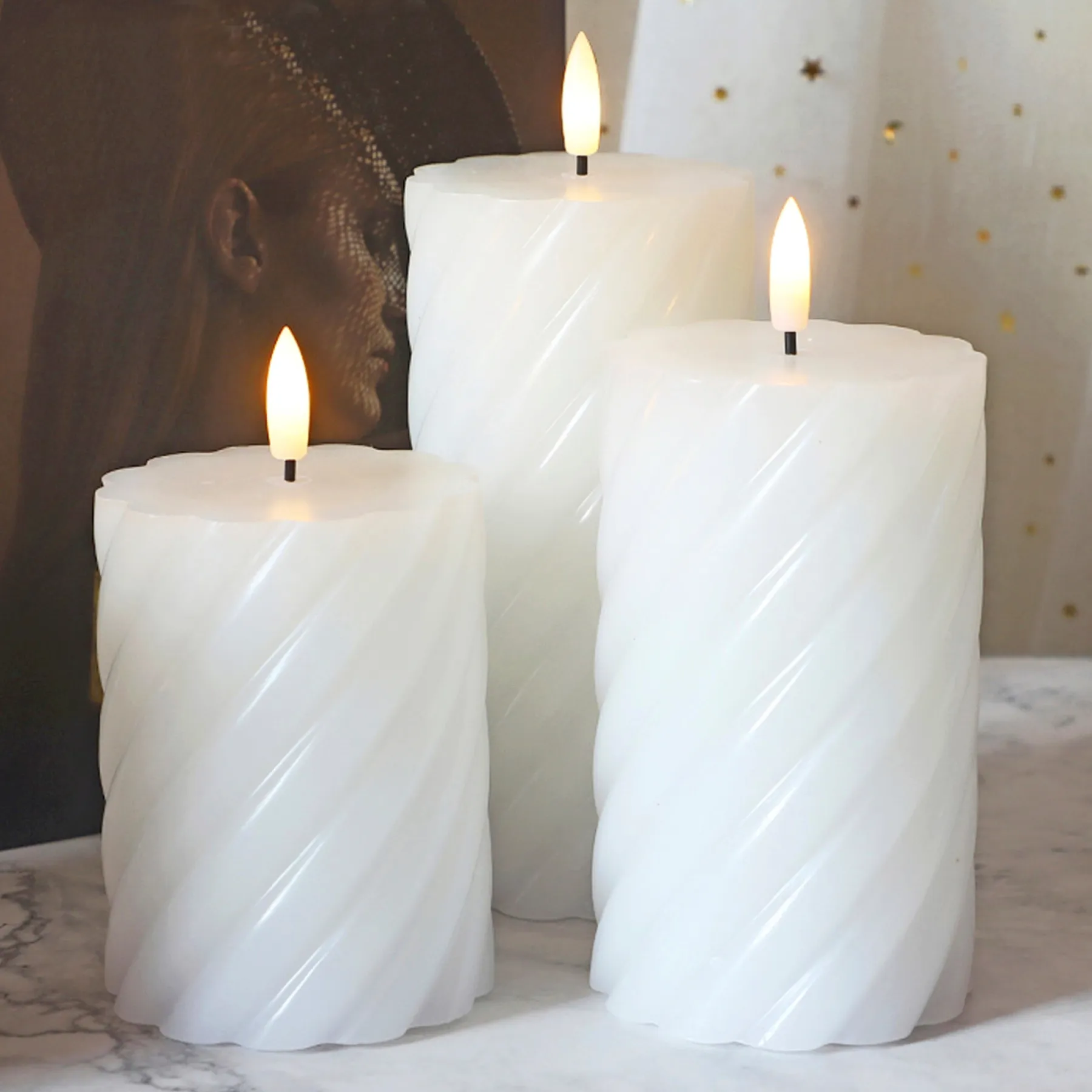 Boligindretning ^ Veli Line 3-PAK HVIDE CURLY Ø7,5X10+12,5+15 CM LED BLOKLYS